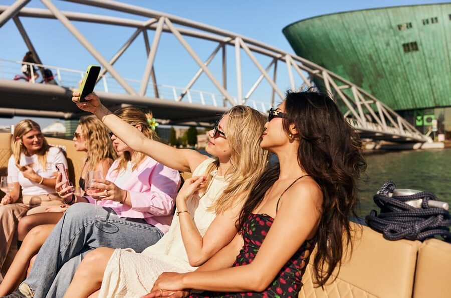 Amsterdam: Cozy Evening Canal Cruise With Open Bar Option - Meeting near Dam Square and the Red Light District