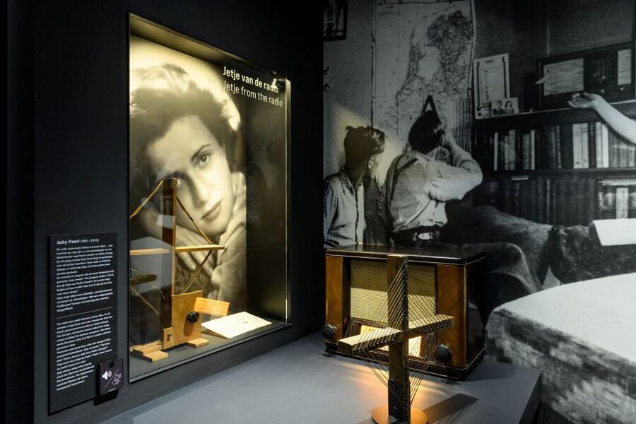 Amsterdam: Dutch WWII Resistance Museum Entry Ticket - How the handheld audio guide works