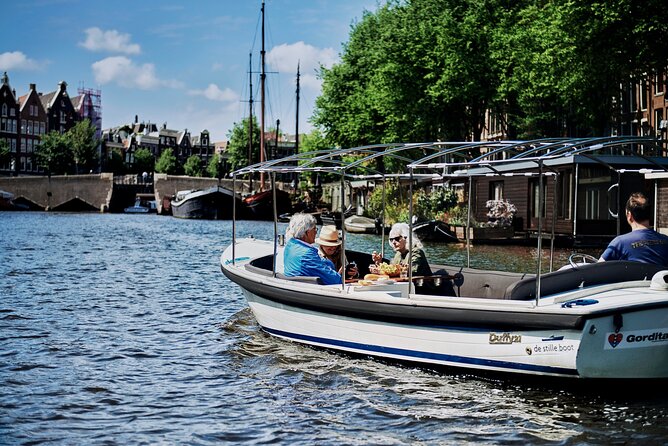 Amsterdam Essence in German: 90-minute waterway trip - Why the private format matters