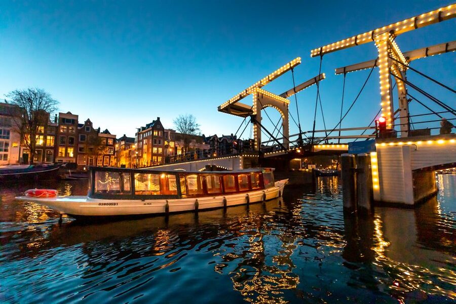 Amsterdam: Evening Canal Cruise with (Open) Bar on Board - Why Amsterdam Looks Better From the Canal at Night
