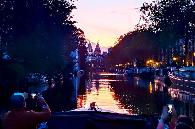 Amsterdam Evening Cosy & Small Cruise & Drinks and Bites - Sunset - Who should book this cruise?