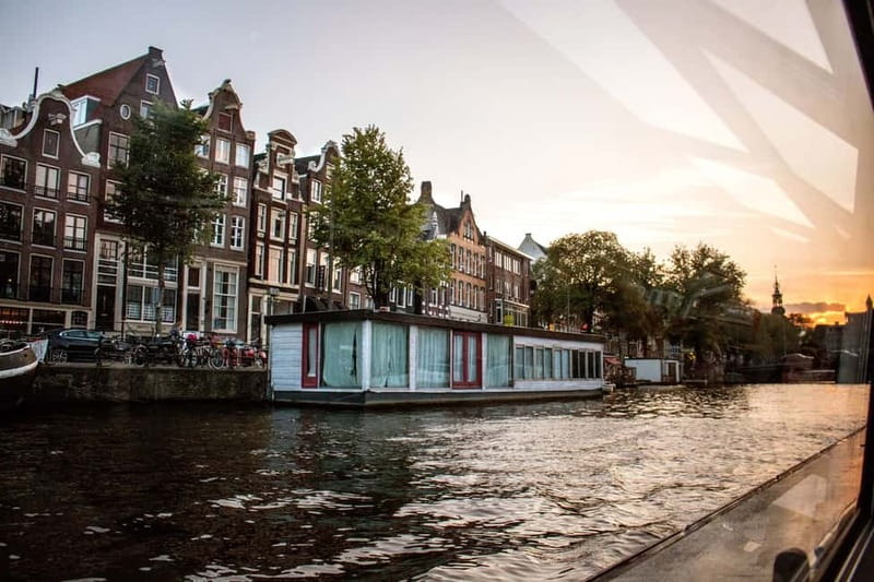 Amsterdam: Evening Pizza Cruise Along the Canals - Dancing Houses and NEMO Science Museum