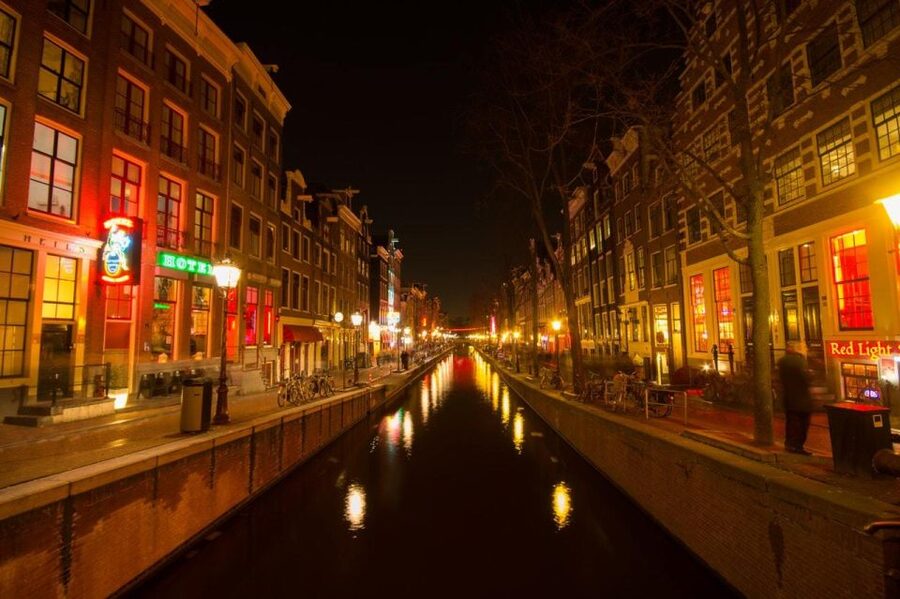 Amsterdam: Exclusive Red Light District Tour and Drink - Amsterdam Chinatown and the Buddhist Temple