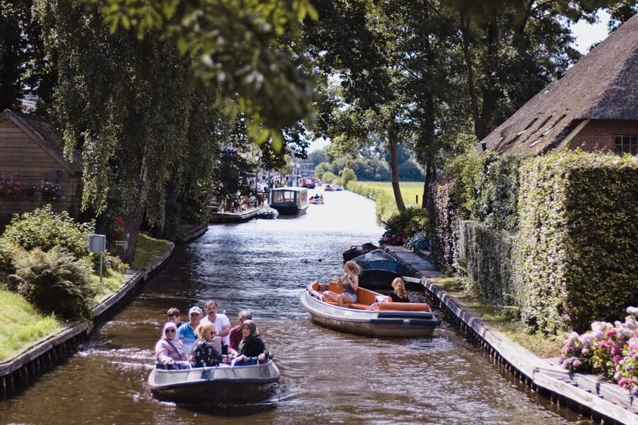 Amsterdam: Explore Giethoorn in a Private Tour with Driver - Lunch with one hour to reset