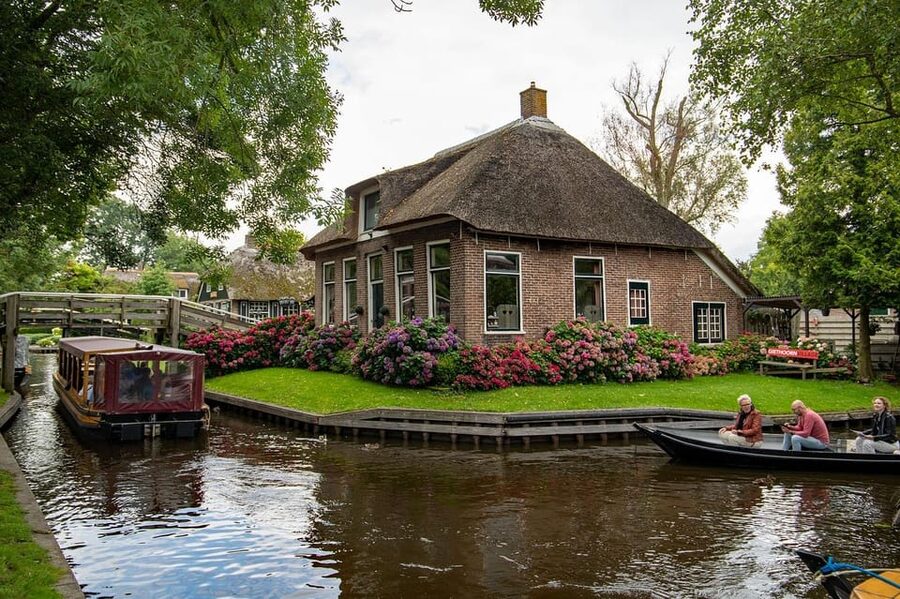 Amsterdam: Explore Giethoorn in a Private Tour with Driver - What the six-hour schedule really gives you