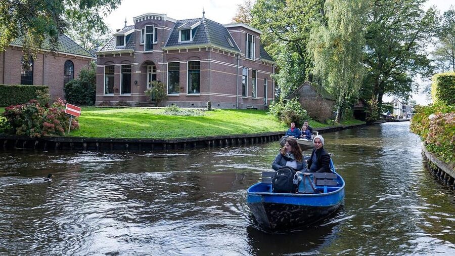 Amsterdam: Explore Giethoorn in a Private Tour with Driver - The price and who gets good value