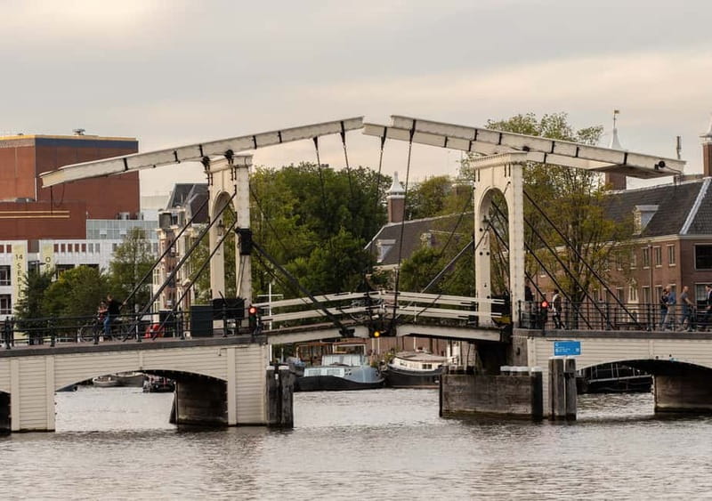 Amsterdam: German Canal Cruise with Unlimited Drinks Option - German commentary and the guide’s role