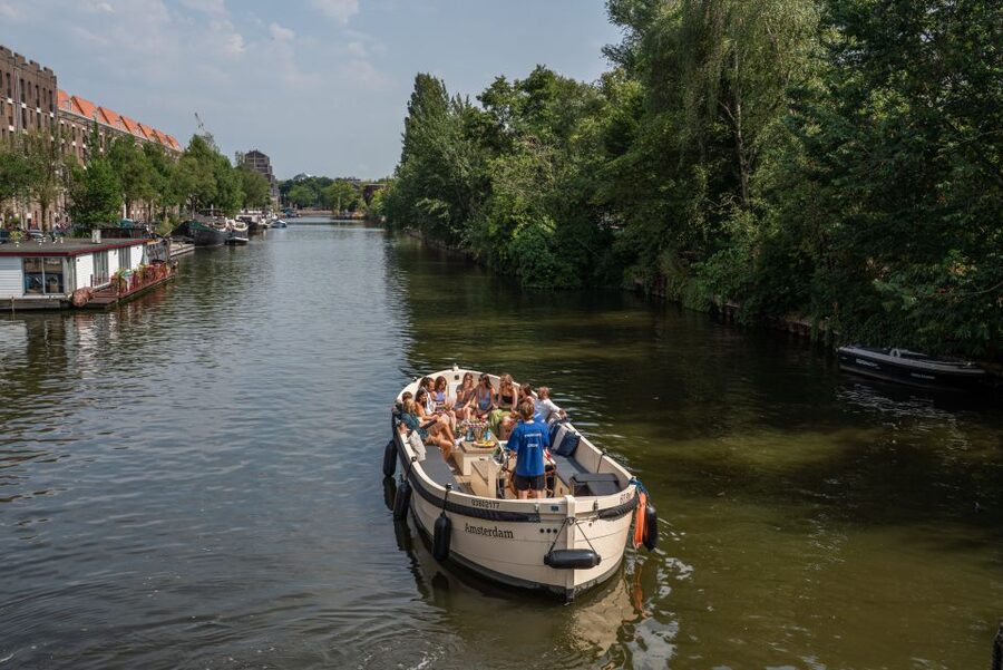 Amsterdam: German Guided Canal Cruise with on Board Bar - Oude Kerk, Saint Nicholas, and Amsterdam’s religious history