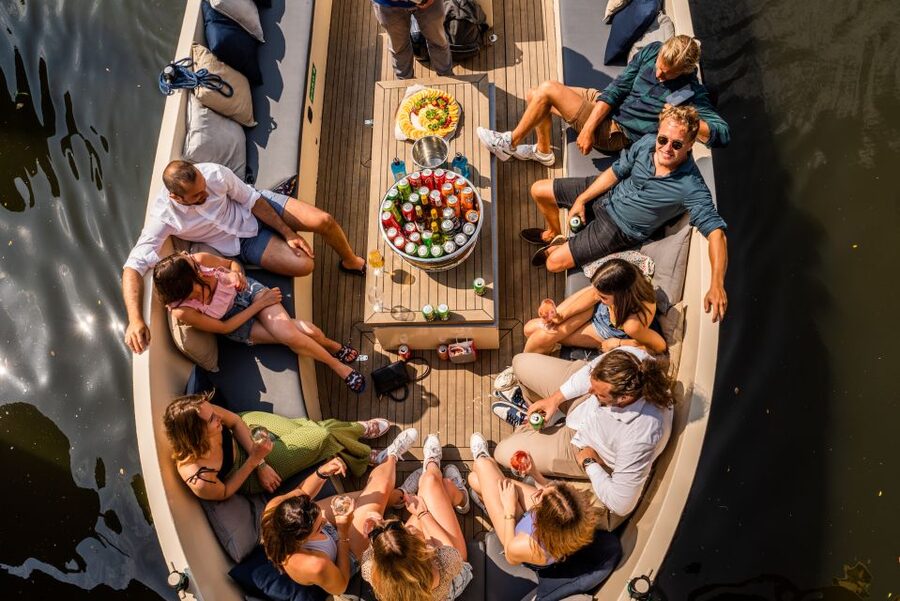 Amsterdam: German Guided Canal Cruise with on Board Bar - What the electric boat and onboard bar add