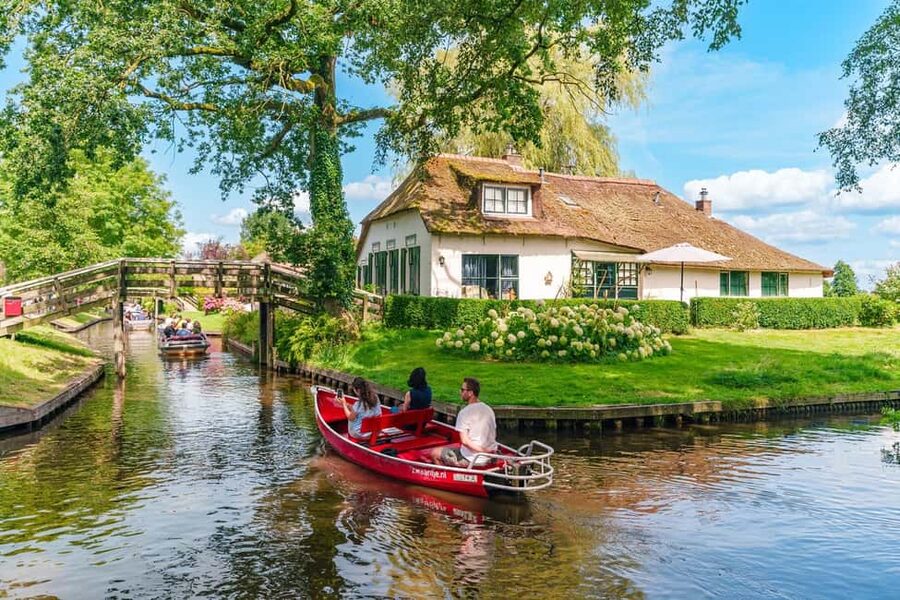Amsterdam: Giethoorn Day Trip with Boat Tour - Leaving Amsterdam for Giethoorn