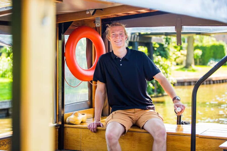 Amsterdam: Giethoorn Day Trip with Boat Tour - Entering Giethoorn by foot and water