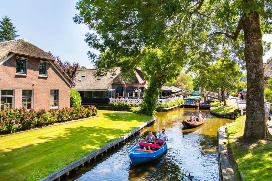Amsterdam: Giethoorn Day Trip with Boat Tour - Practical details that make the day easier