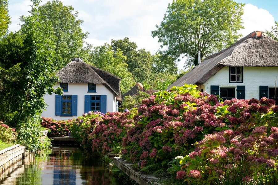 Amsterdam: Giethoorn Tour Scenic Cruise, Cheese & Free Time - Three hours for walking, lunch, and photos