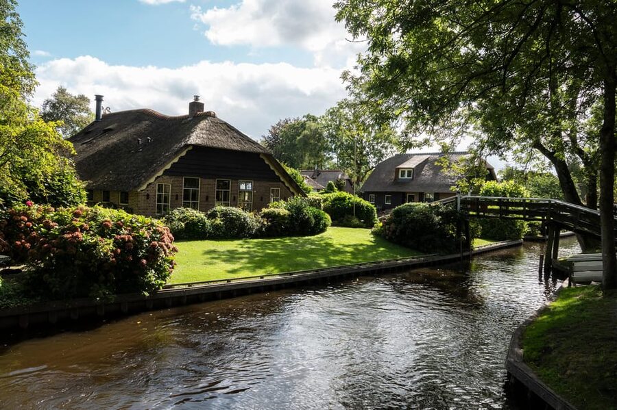 Amsterdam: Giethoorn Tour Scenic Cruise, Cheese & Free Time - Who should book this Giethoorn day trip?