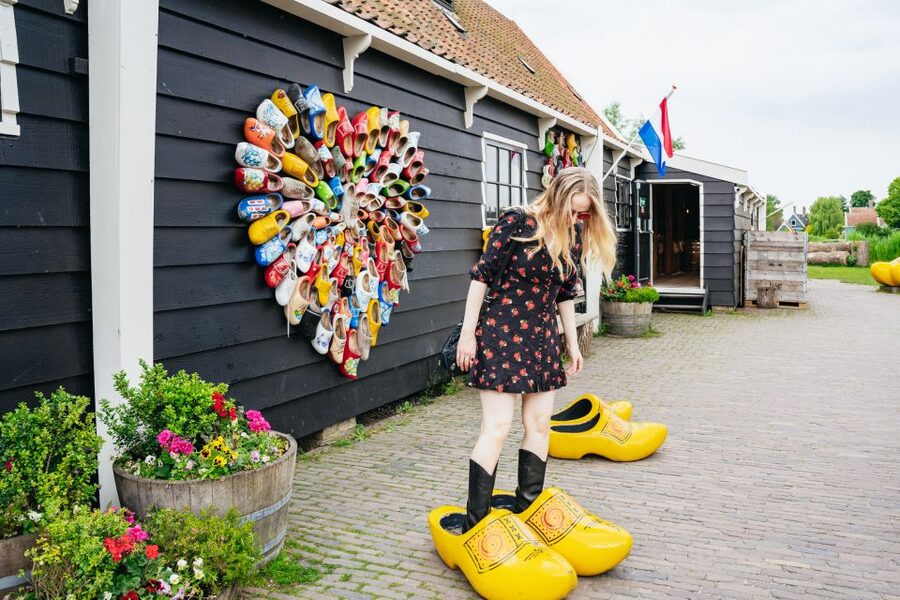 Amsterdam: Giethoorn, Volendam, and Zaanse Schans Tour - Volendam harbor: a compact taste of fishing-village Holland