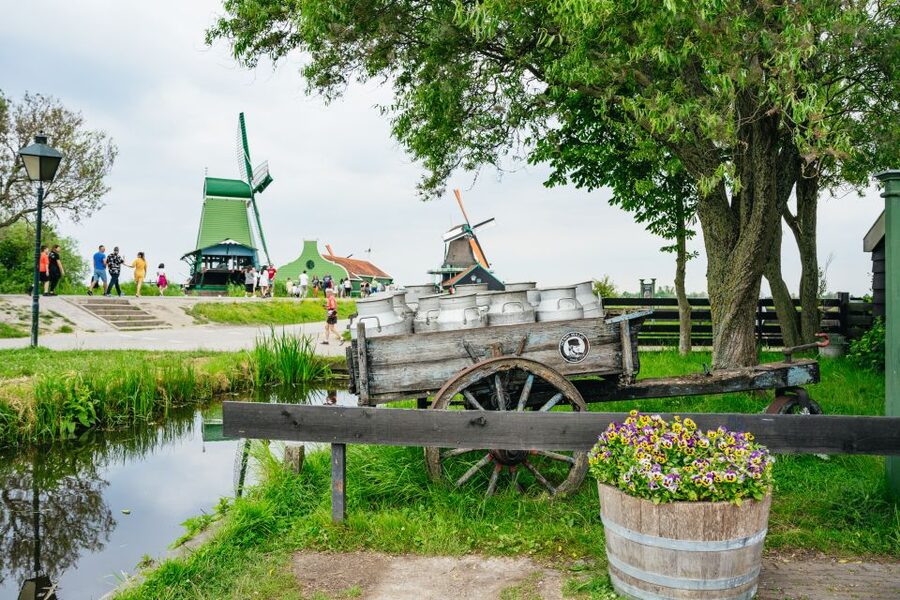 Amsterdam: Giethoorn, Volendam, and Zaanse Schans Tour - Why the guide can make or break the day