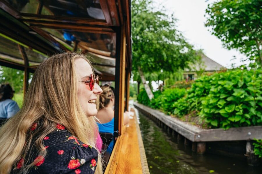 Amsterdam: Giethoorn, Volendam, and Zaanse Schans Tour - Zaanse Schans: windmills, workshops, and a quick start