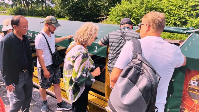 Amsterdam: Giethoorn & Zaanse Schans Small Group Day Trip - Should you book the Zaanse Schans and Giethoorn tour?