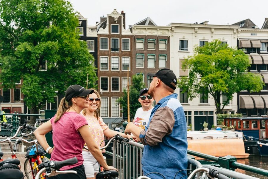 Amsterdam: Guided Bike Tour City Centre in EN/DE/FR/ES - Leidseplein and the road to Vondelpark