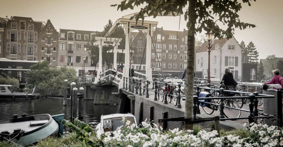 Amsterdam: Guided City Bike Tour in French - De Negen Straatjes and the canal belt