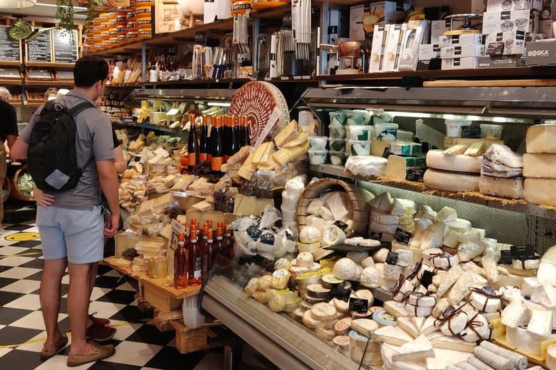 Amsterdam: Guided Food Tour with Tastings - Guides who make the difference