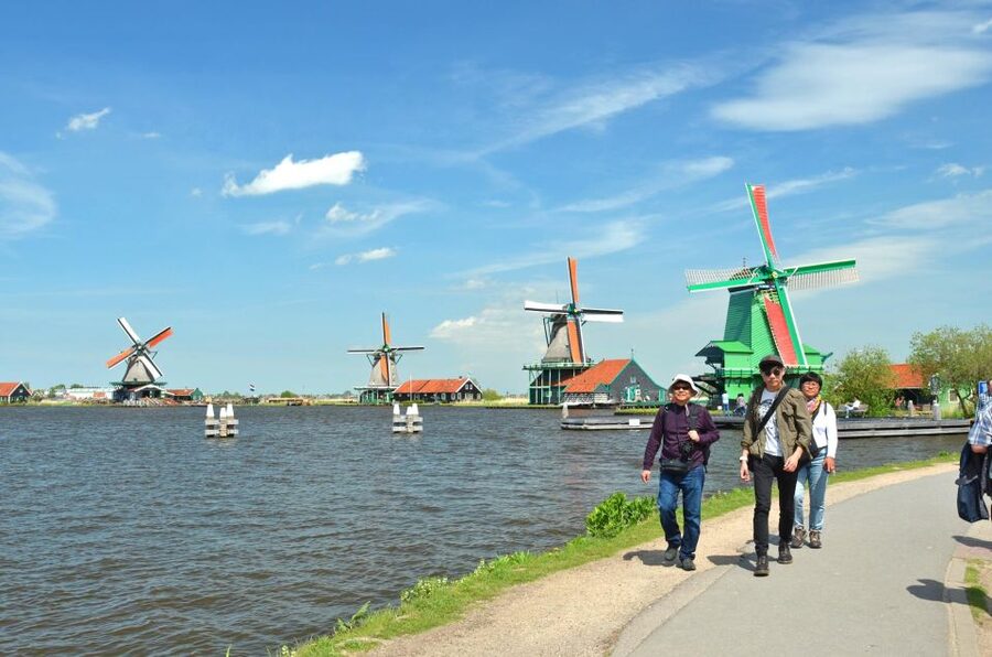 Amsterdam: Guided Zaanse Schans, Windmills & Cheese Tour - Meeting at Amsterdam Central Station