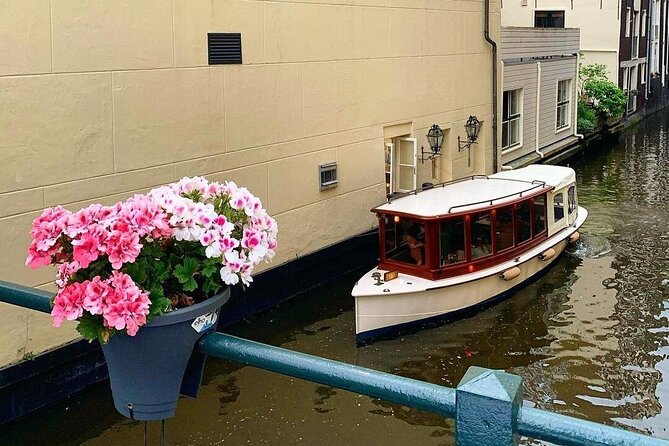 Amsterdam Highlights Canal Cruise with a Drink - The welcome drink and the private setting