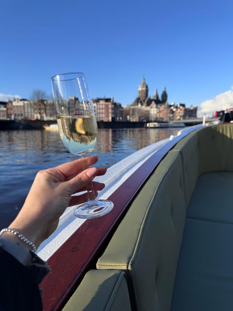 Amsterdam: Historic Boat Cruise with open bar and nibbles - Meeting beside Singel No. 5