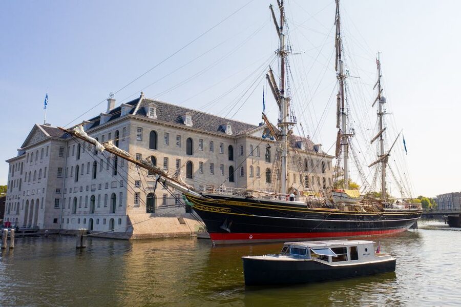 Amsterdam: Historic Boat Cruise with open bar and nibbles - Captain Bow and the first mates