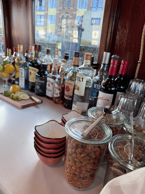 Amsterdam: Historic Boat Cruise with open bar and nibbles - Open bar and light nibbles