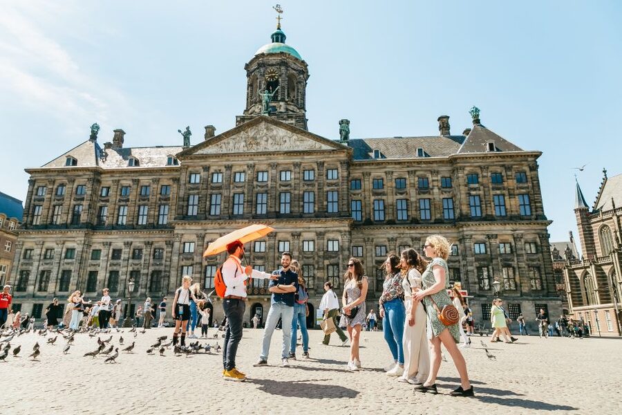 Amsterdam: Historical Highlights Walking Tour with Tasting - What the Dutch tasting really adds