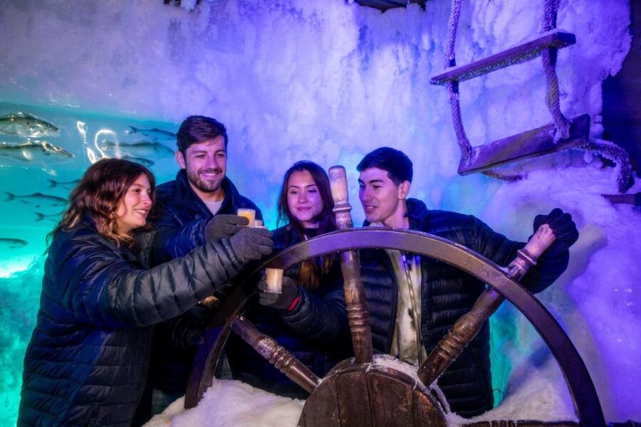 Amsterdam: Icebar Entry Ticket with 3 Drinks - Starting in the warm lounge near Rembrandtplein