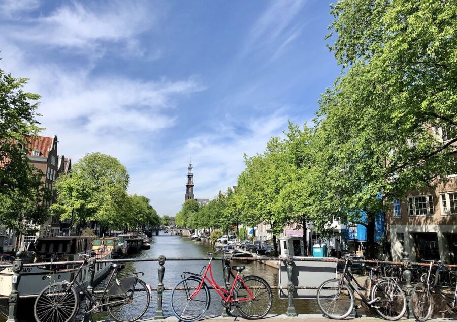 Amsterdam: Jordaan District Tour with a German guide - Why the courtyard stops make this walk special