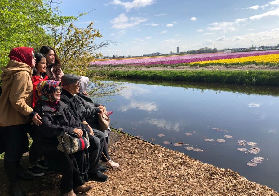 Amsterdam: Keukenhof Tulip Garden and Giethoorn Experience - Keukenhof: three and a half hours among the flowers