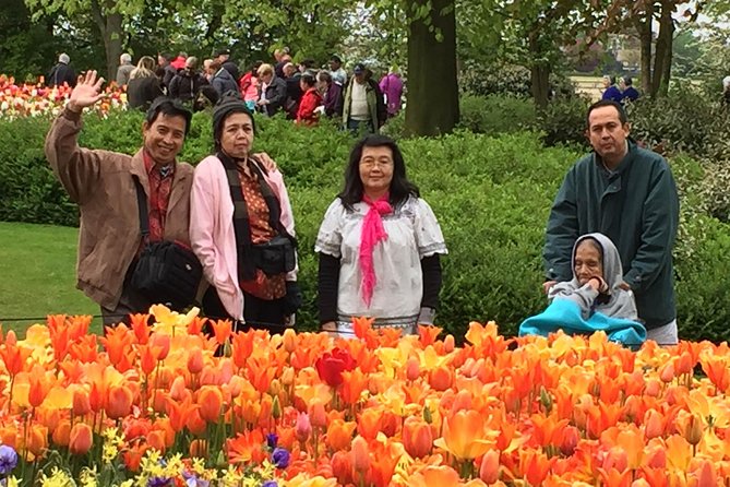 Amsterdam: Keukenhof Tulip Gardens and Giethoorn with Boat Tour - Entering Keukenhof’s 32 hectares of flowers