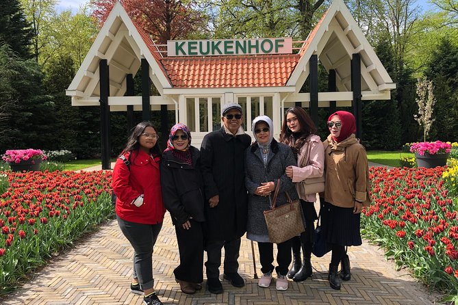 Amsterdam: Keukenhof Tulip Gardens and Giethoorn with Boat Tour - Cruising Giethoorn’s quiet canals