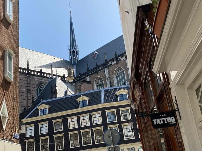 Amsterdam: Kultour, Kulturelle Stadtführung mit Herz & Seele - Starting at Beursplein with a picture book in stone