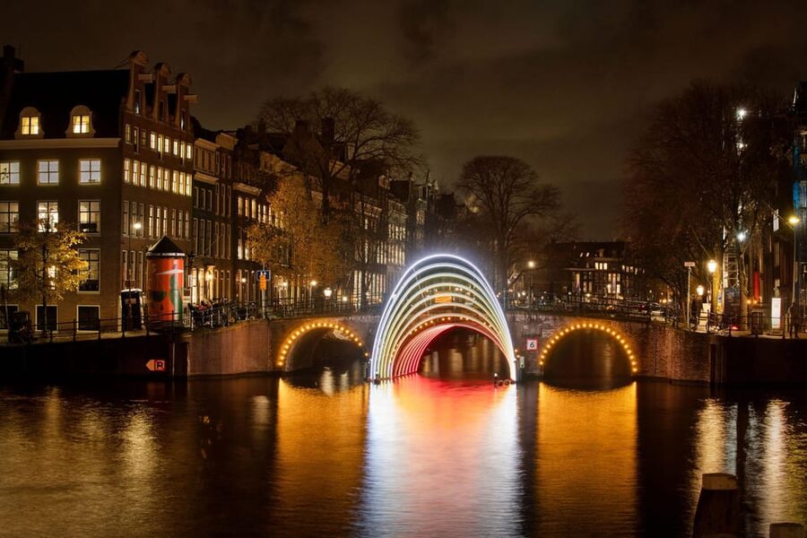 Amsterdam: Light Festival Boat Tour with Warm Drinks - Why the open boat helps, and where it hurts
