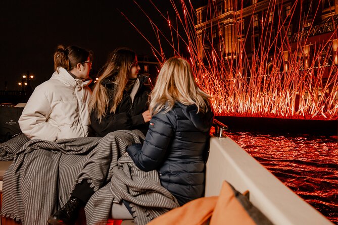 Amsterdam Light Festival: Canal Cruise + Bite & Unlimited Drinks - The group size and atmosphere