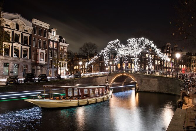 Amsterdam Light Festival: Canal Cruise + Snack & Unlimited Drinks - Timing, Queues, and Winter Comfort