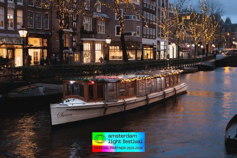 Amsterdam: Light Festival Heated Cruise with Drinks Option - Who will enjoy this canal cruise?