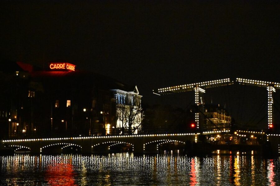 Amsterdam: Light Festival Heated Cruise with Drinks & Snacks - What the drinks and snack option really means