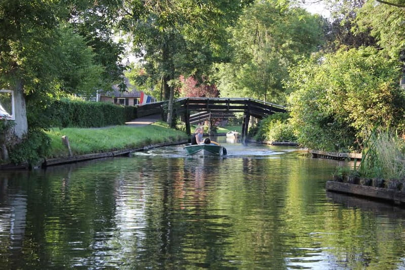 Amsterdam: Live GuideD Giethoorn Boat Tour & Cheese Platter - Your first hour in Giethoorn