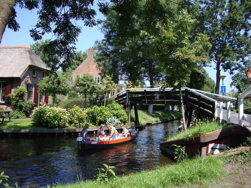Amsterdam: Live GuideD Giethoorn Boat Tour & Cheese Platter - Free time for bridges, cafés, and canal walks