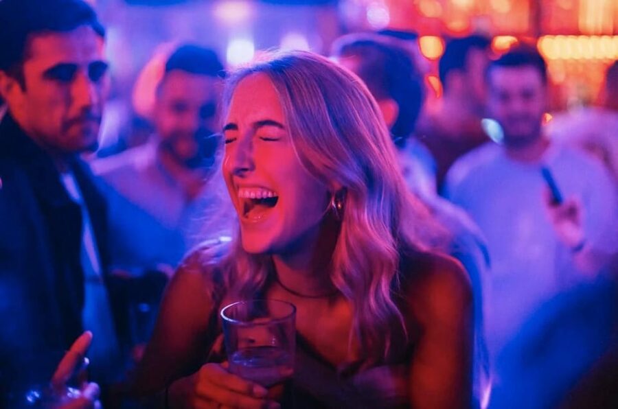 Amsterdam: Ludwig's Red Light Pub Crawl with VIP Club Entry - A Red Light District night built around people