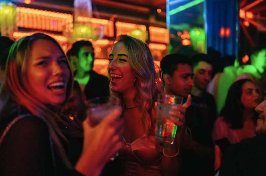 Amsterdam: Ludwig's Red Light Pub Crawl with VIP Club Entry - What happens at the five bars