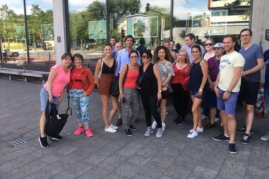 Amsterdam: Must-See Attractions Guided Walking Tour - Maison Descartes and an unusual stop on the route