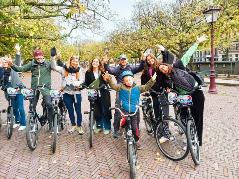Amsterdam: Off the Beaten Path Bike Tour in French - Central Amsterdam and the route toward Prins Hendrikkade