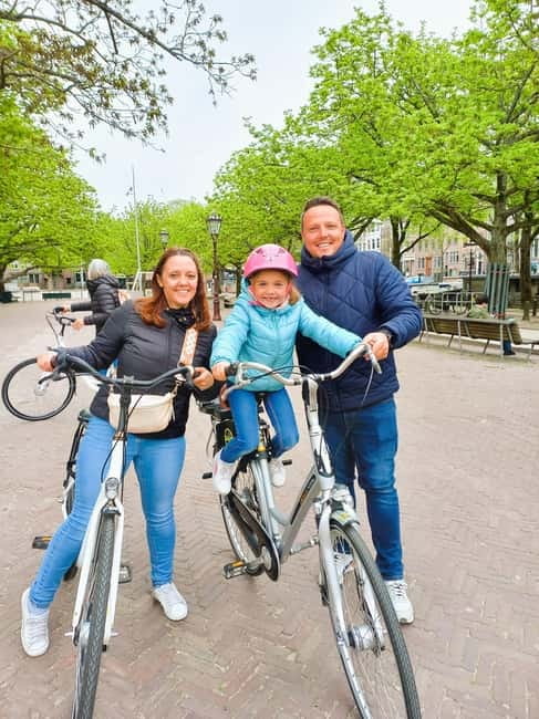Amsterdam: Off the Beaten Path Bike Tour in French - Starting near Central Station at Bike Rental Reine