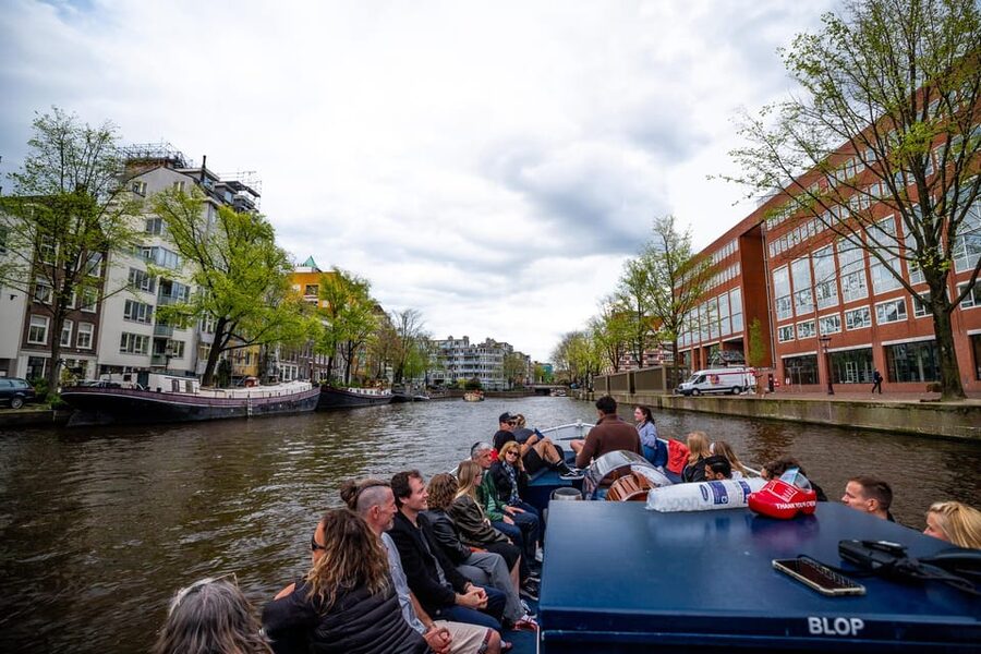 Amsterdam:Old City Canal Cruise with Live Guide and Open Bar - The opening stretch through Amsterdam’s old center